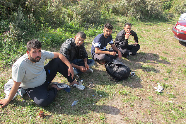 Da esq. para a dir., iraquianos Karwan Aziz, Mohamed Ali, Aram Abdula e Jamal Ali em Calais (Frana)