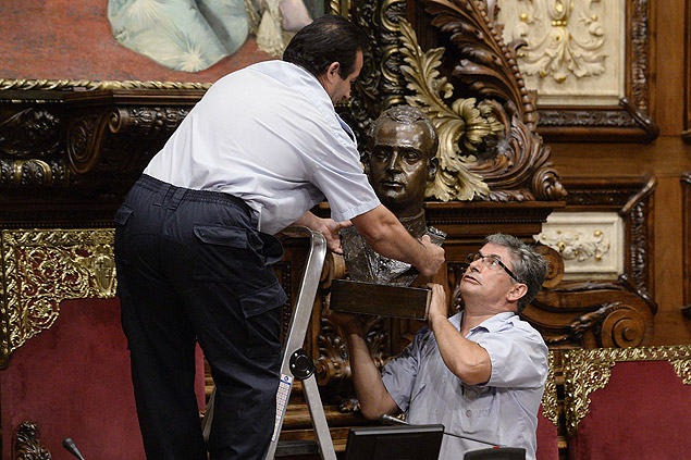 Funcionrios espanhis retiram busto do rei Juan Carlos de uma das salas da Prefeitura de Barcelona