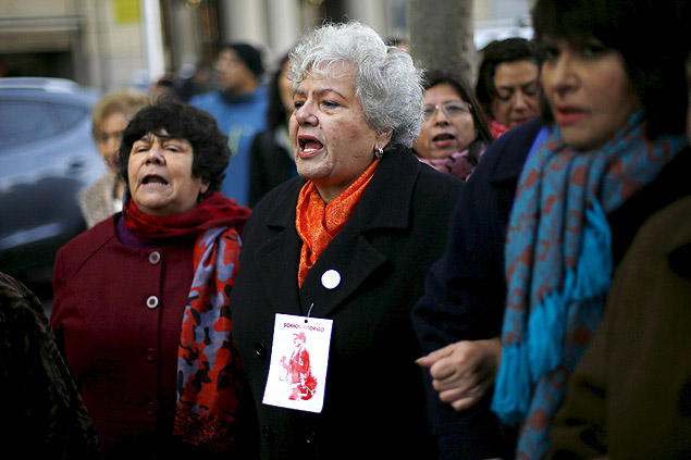 De Negri (centro) com Carmen Quintana (dir.), que foi queimada em 1986, durante protesto em Santiago 