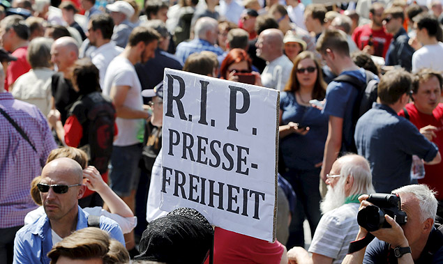 Manifestante segura placa com dizer "descanse em paz liberdade de imprensa" em ato contra investigao a blog 