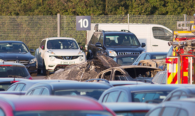 Jato da Embraer que levava membros da famlia Bin Laden cai em meio a local de leilo de carros em Hampshire, na Inglaterra