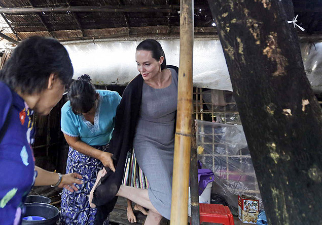 Angelina Jolie visita uma favela na cidade de Yangon