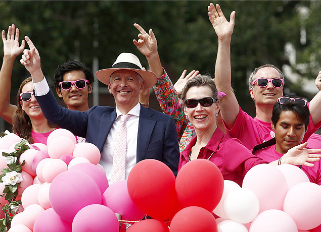 Ministro do Interior Ronald Plasterk acena durante Parada do Orgulho Gay de Amsterd