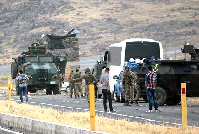 Tropas turcas fazem segurana do local de ataque  bomba que matou dois soldados 