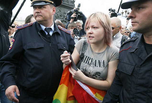 Policiais detm ativista de direitos dos gays que tantava protestar nas ruas de So Petersburgo 