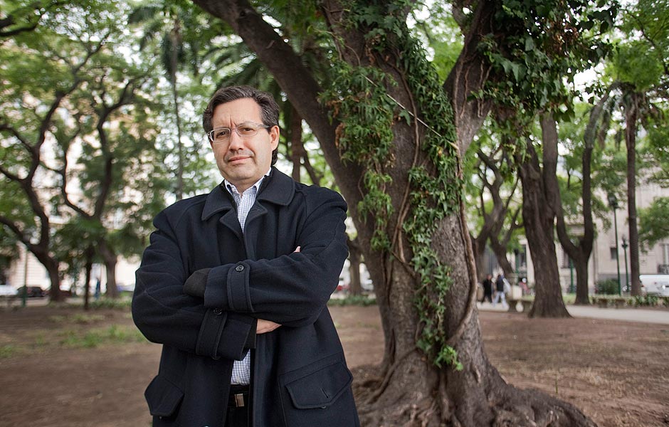 O jornalista e escritor Ceferino Reato, que diz que os Kirchner so filhos da crise econmica, em praa de Buenos Aires, em abril de 2012