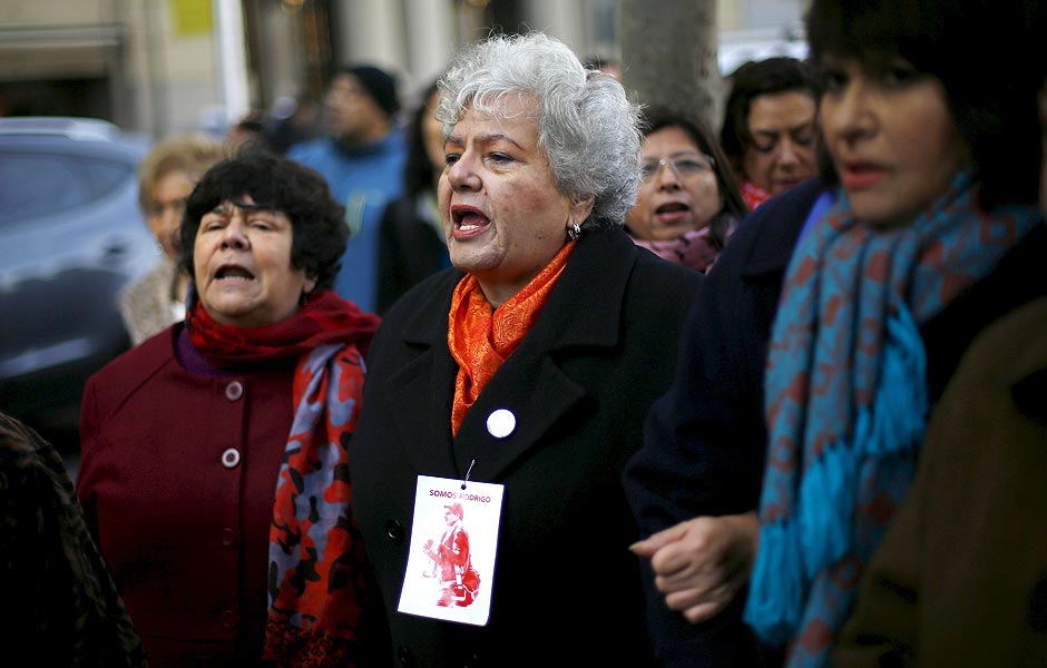 Vernica (centro), com a foto do filho morto por militares presa  roupa, participa, com Glria Quintana ( dir.), que tambm teve o corpo queimado, de protesto em Santiago