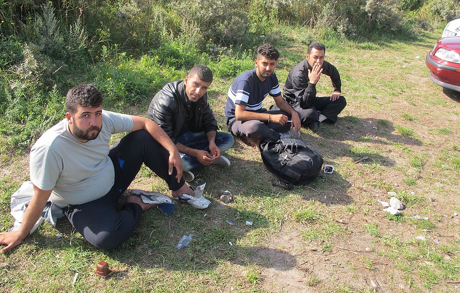 A partir da esquerda, os iraquianos Aziz, Mohamed Ali, Abdula e Jamal Ali conversam em Calais, na Frana, onde vivem acampados