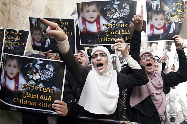 Muulmanos carregam foto do beb Ali em protesto contra sua morte em incndio criminoso