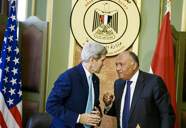 Secretrio de Estado americano, John Kerry (esq.), conversa com o chanceler egpcio, Sameh Shoukry 