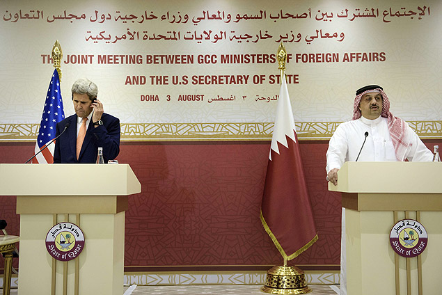 John Kerry assiste a discurso do chanceler do Qatar, Khaled al-Attiya, em Doha