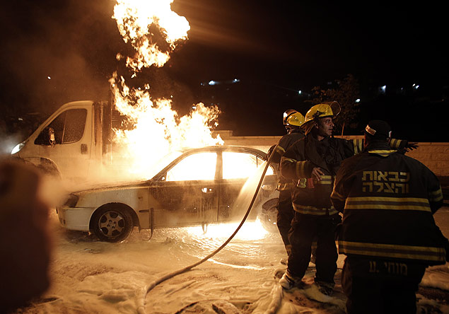 Bombeiros combatem fogo em carro que foi alvo de ataque em Jerusalm
