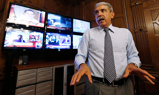 Argentina's government's chief of staff Anibal Fernandez speaks during an interview with Reuters in his office at the Casa Rosada Presidential Palace in Buenos Aires February 5, 2015. The Argentine prosecutor found dead last month was the unwitting "soldier" of former counterintelligence chief Antonio Stiusso, who was seeking revenge for his firing, President Cristina Fernandez's chief of staff said. Fernandez, who is not related to the president, told Reuters late on Thursday that it was clear years ago that Stiusso called the shots in his relationship with prosecutor Alberto Nisman, who had been investigating the deadly 1994 bombing of a Jewish community center. Picture taken February 5, 2015. To match Interview ARGENTINA-PROSECUTOR/ REUTERS/Marcos Brindicci (ARGENTINA - Tags: POLITICS CRIME LAW) ORG XMIT: BAS105
