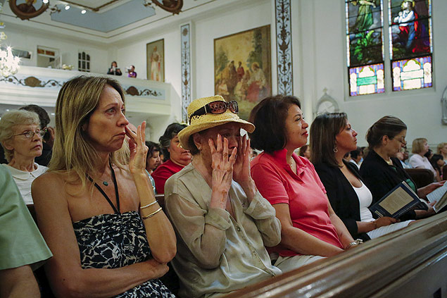 Fiéis choram na igreja de Nossa Senhora da Paz, em Nova York, um dos templos que serão fechados