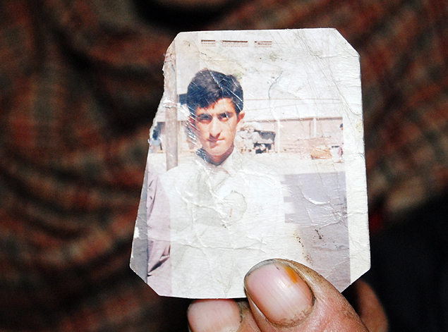 Parente de Shafqat Hussain exibe sua foto; ele foi executado neta quara-feira (4)