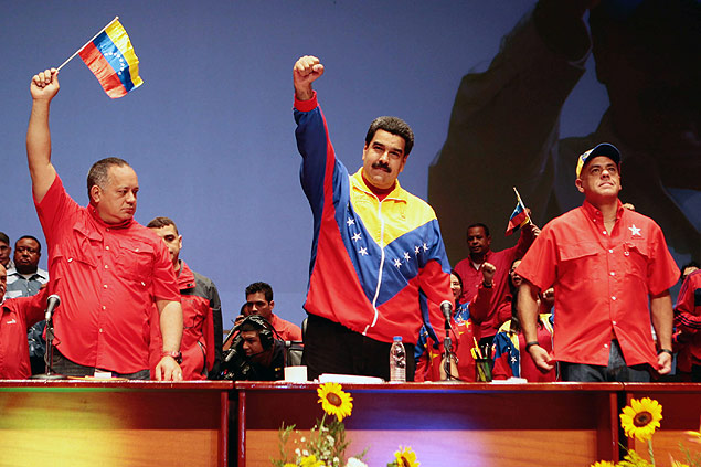 O presidente da Venezuela, Nicolas Maduro (centro), ao lado do presidente da Assembleia Nacional, Diosdado Cabello (esq,)