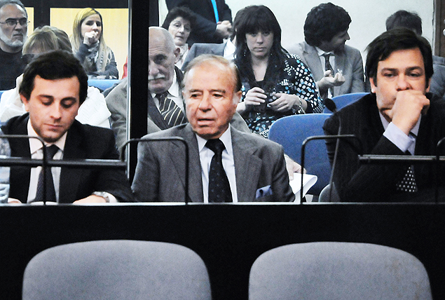Carlos Menem (ao centro), em 2011; ex-presidente ser julgado por obstruir investigao a ataque