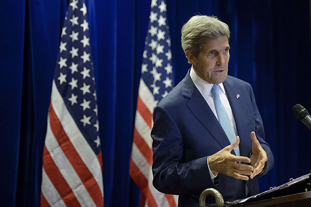 O secretrio de Estado americano, John Kerry, concede entrevista em Kuala Lumpur, na Malsia