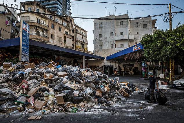 Sacos de lixo se acumulam em frente ao bar Floyd the Dog em Beirute, no Lbano
