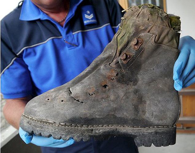 Polcia mostra sapato encontrado em setembro de 2014 em montanha Matterhorn, na Sua