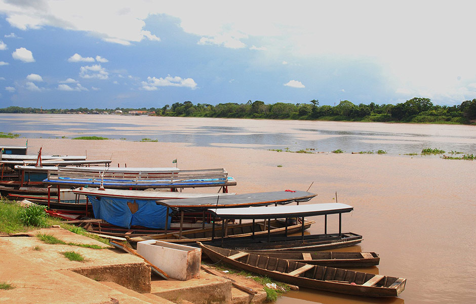 O rio Mamor, na cidade de Guajar-Mirim (RO), na fronteira entre Brasil e Bolvia; pases disputam ilha na regio 