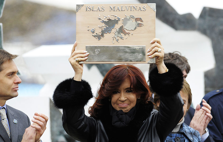 Cristina Kirchner segura placa sobre reivindicao das Malvinas no aniversrio de 30 anos da guerra