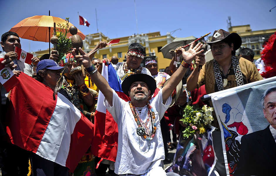 Peruanos comemoram a cesso de parte do territrio martimo chileno aps deciso do Tribunal de Haia