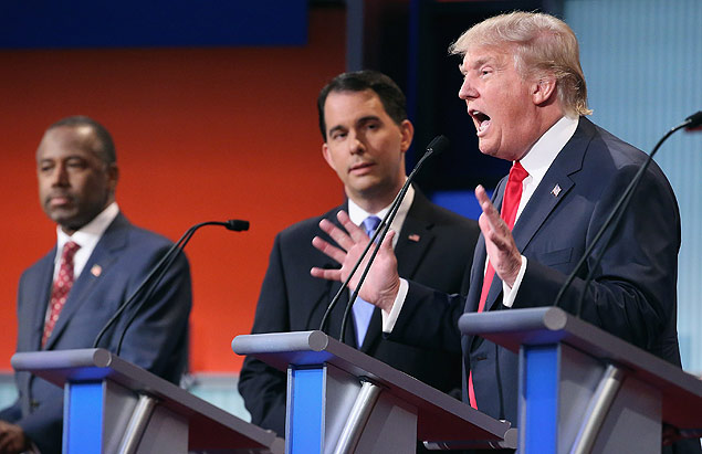 Os pr-candidatos republicanos Ben Carson ( esq.), Scott Walker e Donald Trump, durante o primeiro debate na TV 