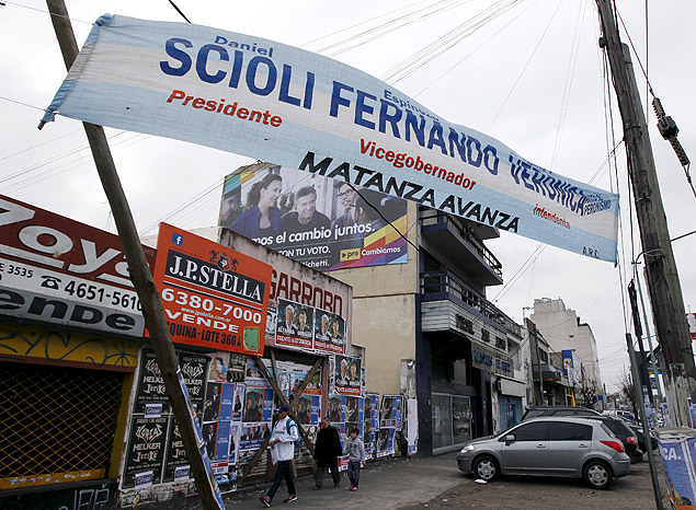 Cartazes dos candidatos presidenciais Daniel Scioli e Mauricio Macri (no prdio) em La Matanza