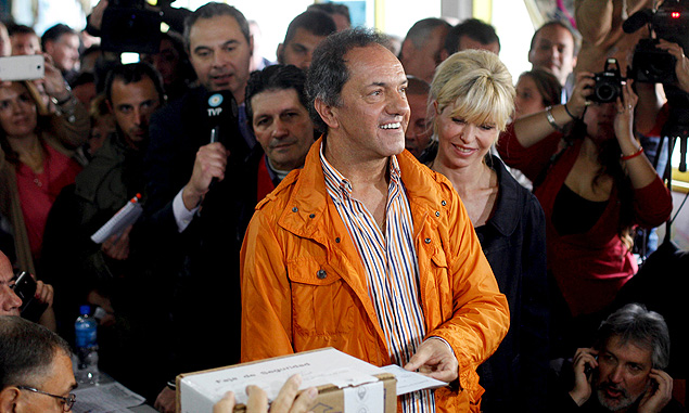 O governador de Buenos Aires, Daniel Scioli, vota em Buenos Aires durante as primrias, neste domingo