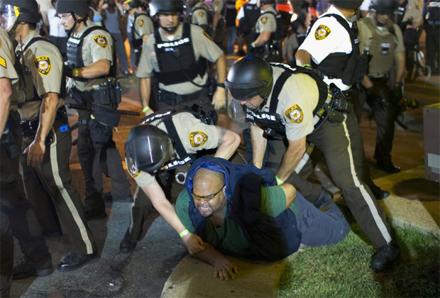 Policiais prendem manifestante em Ferguson, nos EUA, em nova noite de protestos 