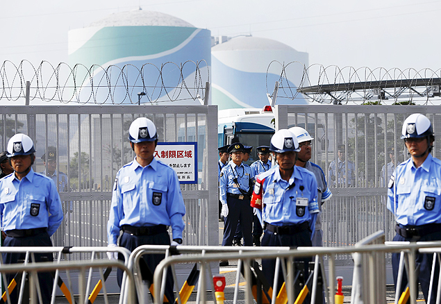Policiais vigiam entrada da usina nuclear de Sendai, que reinicia reator quatro anos aps tragdia