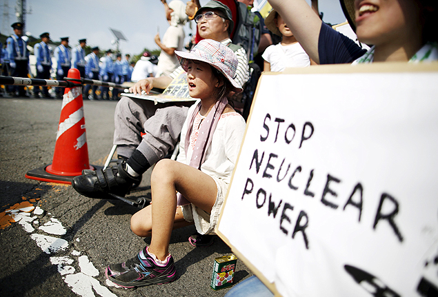 Japoneses protestam contra a reativao de reator nuclar em Sendai