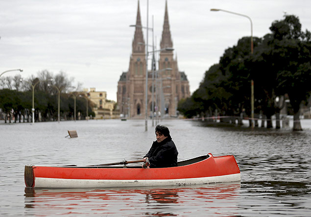 Homem navega em barco em frente à basílica de Lujan, na província de Buenos Aires