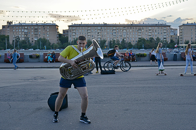 Msico faz apresentao no Parque Gorky, em Moscou, onde tambm so oferecidas aulas gratuitas de tango
