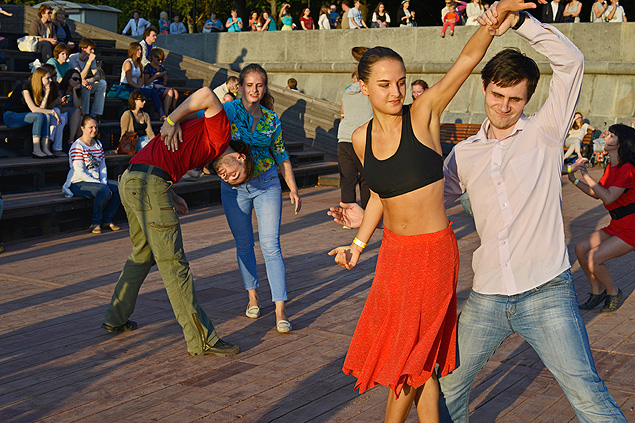 Jovens fazem aula de tango na Parque Gorky, em Moscou; cenrio poltico desmente aparncia da capital 