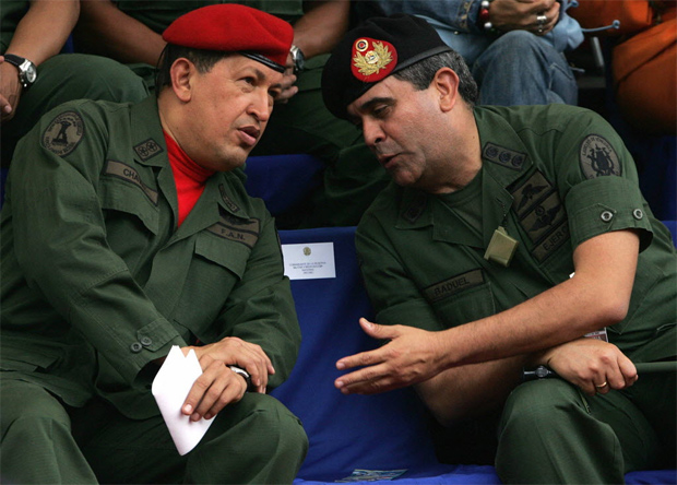 O ex-ministro da Defesa da Venezuela, Ral Baduel (dir.), com Chvez em foto de novembro de 2007