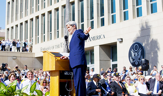 Secretrio de Estado dos EUA, John Kerry, faz discurso durante cerimnia em embaixada