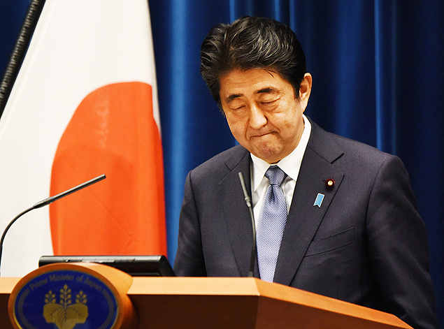 Japanese Prime Minister Shinzo Abe looks down as he leaves a press conference following his war anniversary statement that neighbouring nations will scrutinise for signs of sufficient remorse over Tokyo's past militarism at his official residence in Tokyo on August 14, 2015. Abe expressed deep remorse over World War II and said previous national apologies were unshakeable, but emphasised future generations should not have to keep saying sorry. AFP PHOTO / Toru YAMANAKA ORG XMIT: TY075