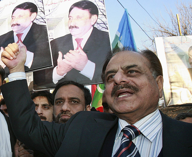Hamid Gul em 2008, durante protesto contra o ex-ditador Pervez Musharraf, em Islamabad