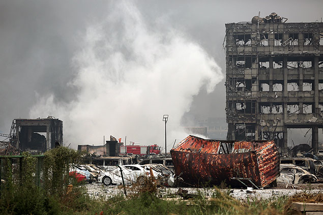 Bombeiros apagam incndio causado pela exploso em Tianjin, no norte de China
