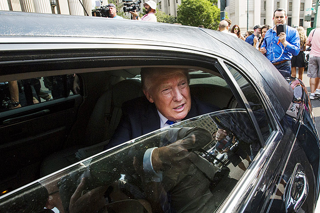 Donald Trump em sua limusine em Manhattan; o republicano se aproxima de Hillary