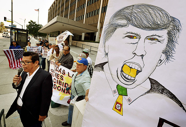 Juan Jos Gutirrez, lder de grupo latino, faz protesto contra Donald Trump em Los Angeles