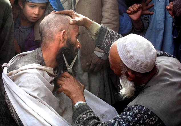 Homem  barbeado em Cabul aps queda de governo Taleban no Afeganisto em novembro de 2001