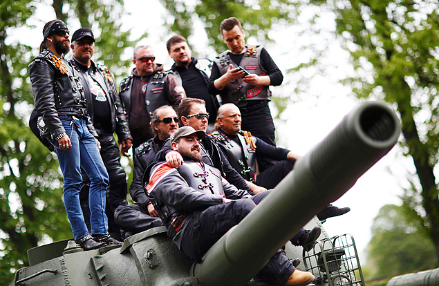 Members of the motorcycle group called Night Wolves coming from Russia, Macedonia and Bulgaria pose for a picture on top of a Red Army tank at the German-Russian museum Berlin-Karlshorst in Berlin, Germany, May 8, 2015. Members of the Night Wolves, a motorcycle group blacklisted by the United States for taking part in Russia's annexation of Crimea, and supporters are taking part in a bike ride from Moscow to Berlin, commemorating the end of World War Two. REUTERS/Hannibal Hanschke TPX IMAGES OF THE DAY ORG XMIT: CVI1851