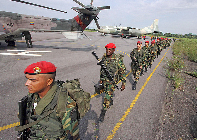 Militares venezuelanos desembarcam em La Fria, na regio de fronteira com a Colmbia