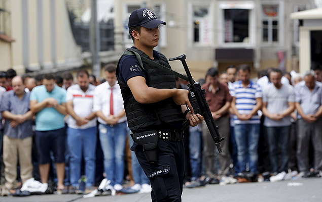 Policial faz vigia durante cerimnia religiosa em mesquita de Istambul, na Turquia