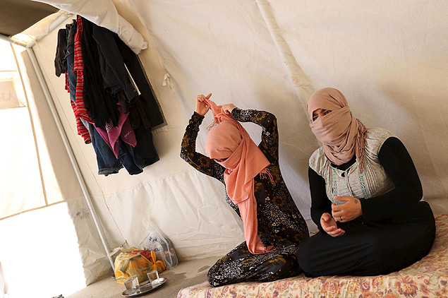 Irms yazidis que escaparam de cativeiro do Estado Islmico em Mossul, Iraque