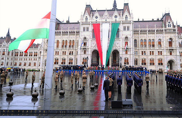 Bandeira húngara é exposta no prédio do Parlamento, em Budapeste, no aniversário da fundação do país