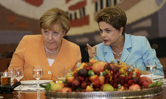 A chanceler alem, Angela Merkel, e a presidente Dilma Rousseff durante almoo em Braslia